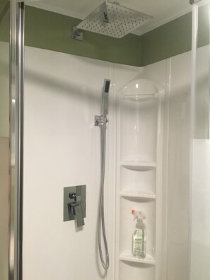 Dusche, Haartrockner, Handtücher, Toilettenpapier