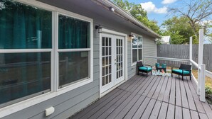 Une terrasse avec des sièges et une pancarte indiquant « Bienvenue ».