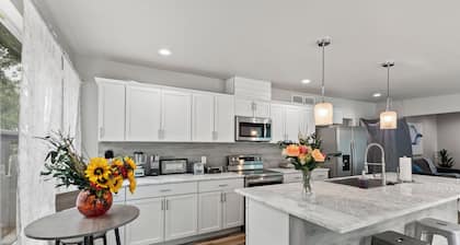 4 Suite Private Bathroom Host Party for Weddings, Events, Hot Tub, Pets/Children