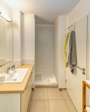 Shower, hair dryer, towels, soap