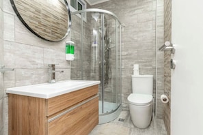 Haartrockner, Handtücher, Seife, Toilettenpapier