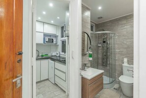 Secador de pelo, toallas, jabón, papel higiénico