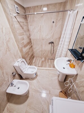 Doccia, asciugacapelli, bidet, asciugamani