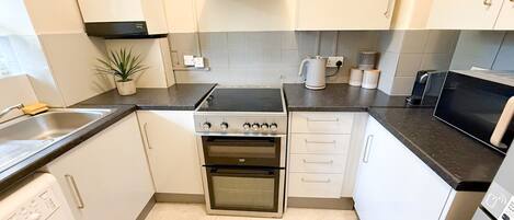 Refrigerador, microondas, horno, placa de cocina