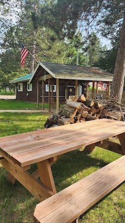 屋外ダイニングエリア. Bluegill Bungalow-9 Miles To Dells, Pet Friendly