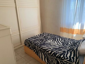 2 Schlafzimmer, Bügeleisen/Bügelbrett