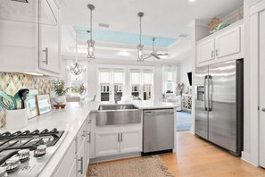 Kylskåp, mikrovågsugn, ugn och spishäll