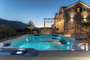 Outdoor spa tub - Villa Le Adria ★ Private Hot Tub ★ Free Beach Parking ★ Rare & Unique experience (Kozica)