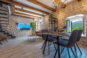 Dining - Villa Le Adria ★ Private Hot Tub ★ Free Beach Parking ★ Rare & Unique experience (Kozica)