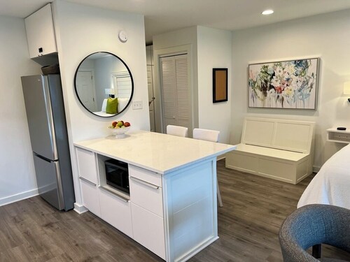 Newly remodeled, heart of Seagrove Beach, 100 yards to beach!