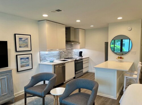 Newly remodeled, heart of Seagrove Beach, 100 yards to beach!