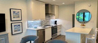 Newly remodeled, heart of Seagrove Beach, 100 yards to beach!