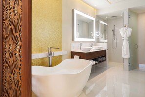 Een douche, een haardroger, een bidet, handdoeken