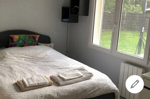 3 bedrooms, iron/ironing board, free WiFi, bed sheets