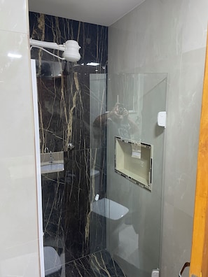 Dusche, Haartrockner, Handtücher, Toilettenpapier