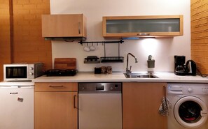 Frigorifero, microonde, lavastoviglie, bollitore elettrico