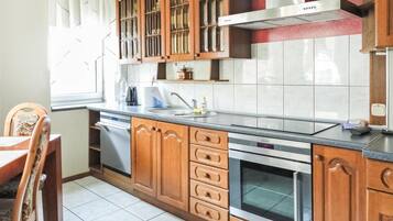 Fridge, oven, stovetop, dishwasher