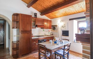 Kühlschrank, Herdplatte, Kochgeschirr/Geschirr/Besteck