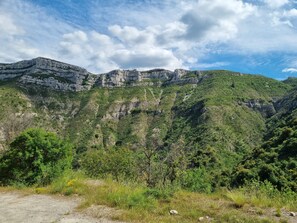 Un paisaje montañoso con acantilados rocosos y abundante vegetación.