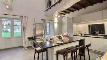 Réfrigérateur, micro-ondes, four, plaque de cuisson