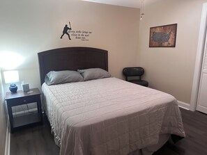 3 quartos, ferros/tábuas de passar roupa, berço de viagem