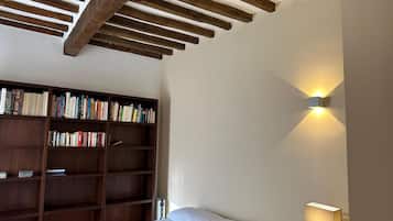 2 habitaciones, tabla de planchar con plancha y ropa de cama