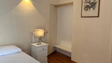 2 habitaciones, tabla de planchar con plancha y ropa de cama