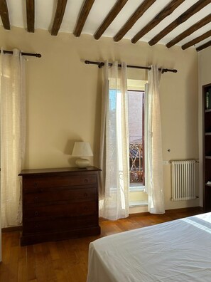 2 bedrooms, iron/ironing board, bed sheets