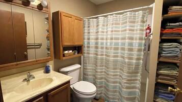 Douche, sĂšche-cheveux, serviettes fournies, savon