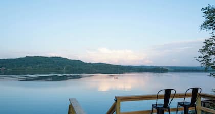 Entire Lake House on Lake Memphremagog, dead end RD, private. 30 min to Jay Peak