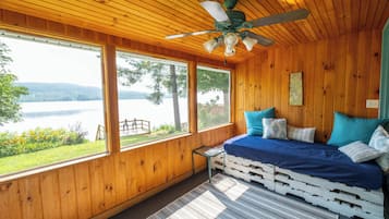3 bedrooms, desk, free WiFi, bed sheets