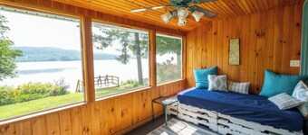 Entire Lake House on Lake Memphremagog, dead end RD, private. 30 min to Jay Peak