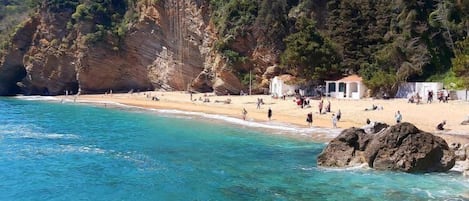 NĂ€ra stranden och vit sandstrand