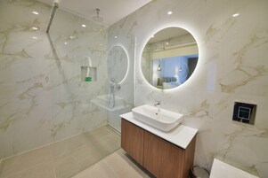 Dusche, kostenlose Toilettenartikel, Haartrockner, Bademäntel