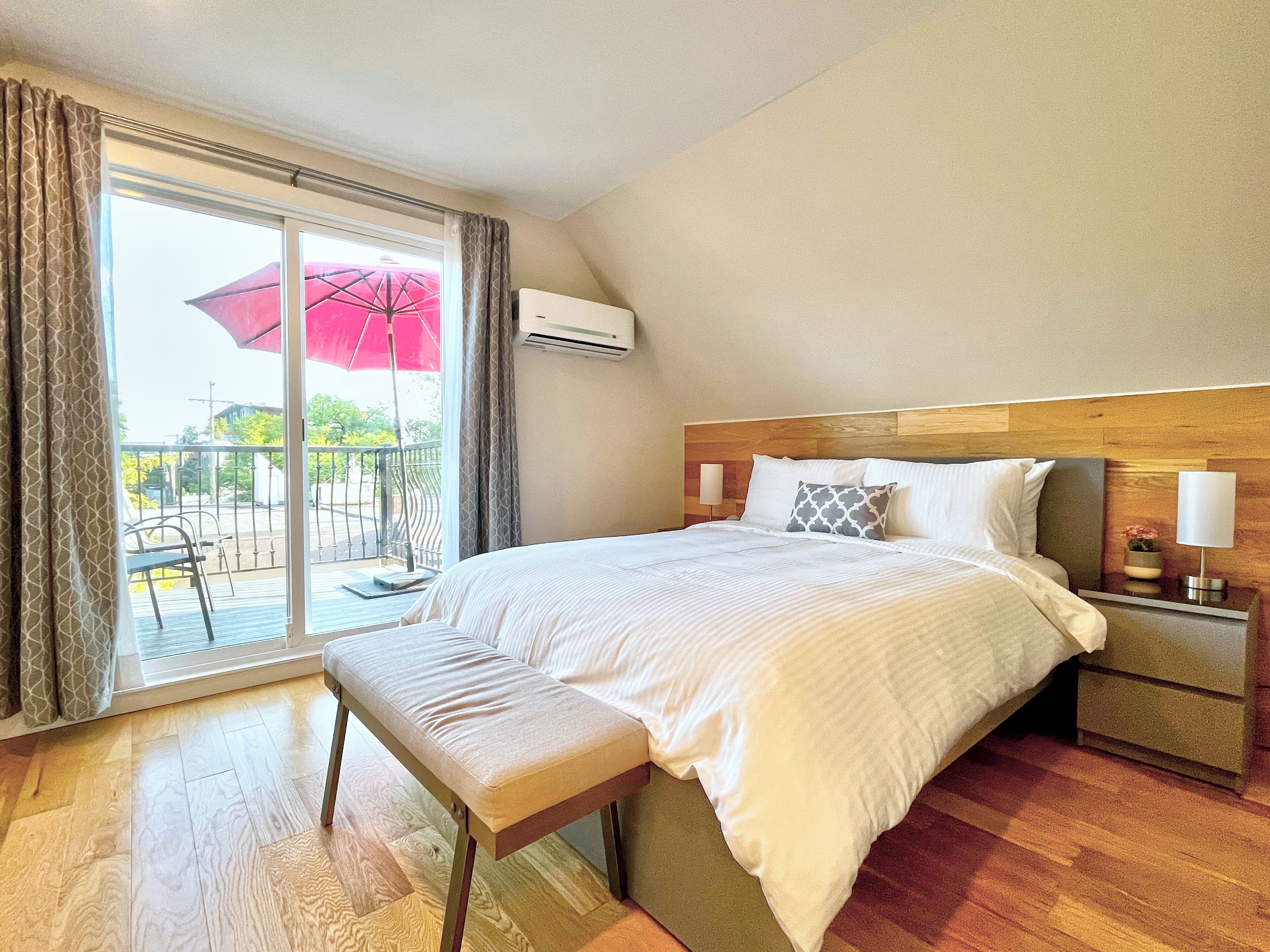 3 slaapkamers, een bureau, een strijkplank/strijkijzer, reisbedje