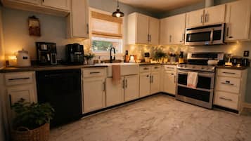 Kühlschrank, Mikrowelle, Ofen, Herdplatte