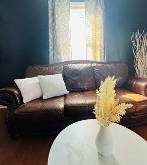 Televisión, chimenea y oficina 