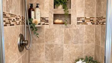 Doccia, asciugacapelli, shampoo