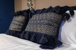 1 habitación, escritorio, tabla de planchar con plancha y cuna de viaje