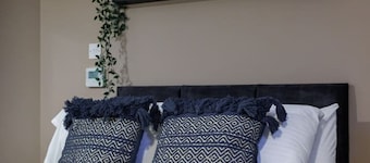 Studio 2 • City Centre • Fast WiFi • Smart TV