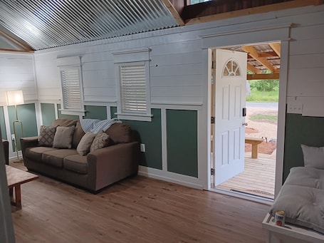 Smart TV, books. One bedroom cabin minutes from the Frio River and Garner State Park!