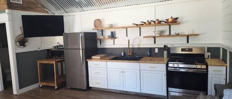 Geladeira, micro-ondas, fogão, cooktop