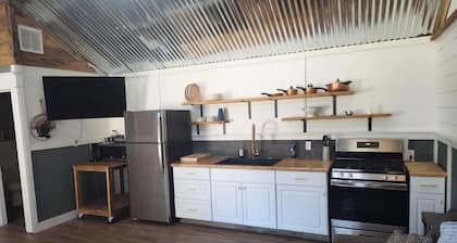 One bedroom cabin minutes from the Frio River and Garner State Park!