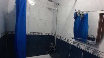 Haartrockner, Handtücher, Seife, Toilettenpapier