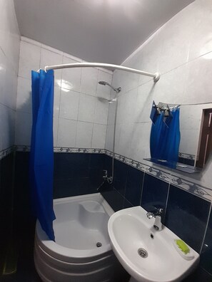 Haartrockner, Handtücher, Seife, Toilettenpapier