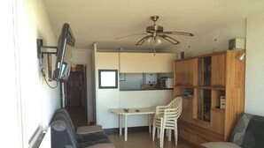 A compact living space with a kitchenette, a dining area, and seating. - Seaview appartment with direct acces to the beach (Palavas-les-Flots)