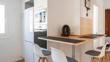 Een koelkast, een magnetron, een oven, een vaatwasser