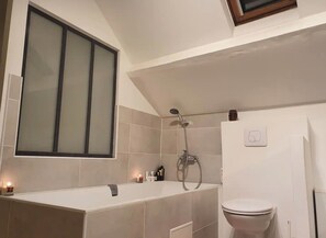 Douche, sĂšche-cheveux, serviettes fournies, savon