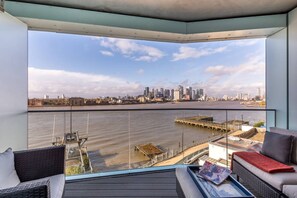 Property grounds - Min 6-Month Rental, Modern 2-Bed Apartment on the River, Near O2 (London)