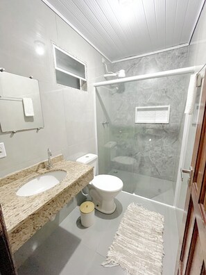 Exclusive-Zimmer | Badezimmer | Dusche, Haartrockner, Handtücher